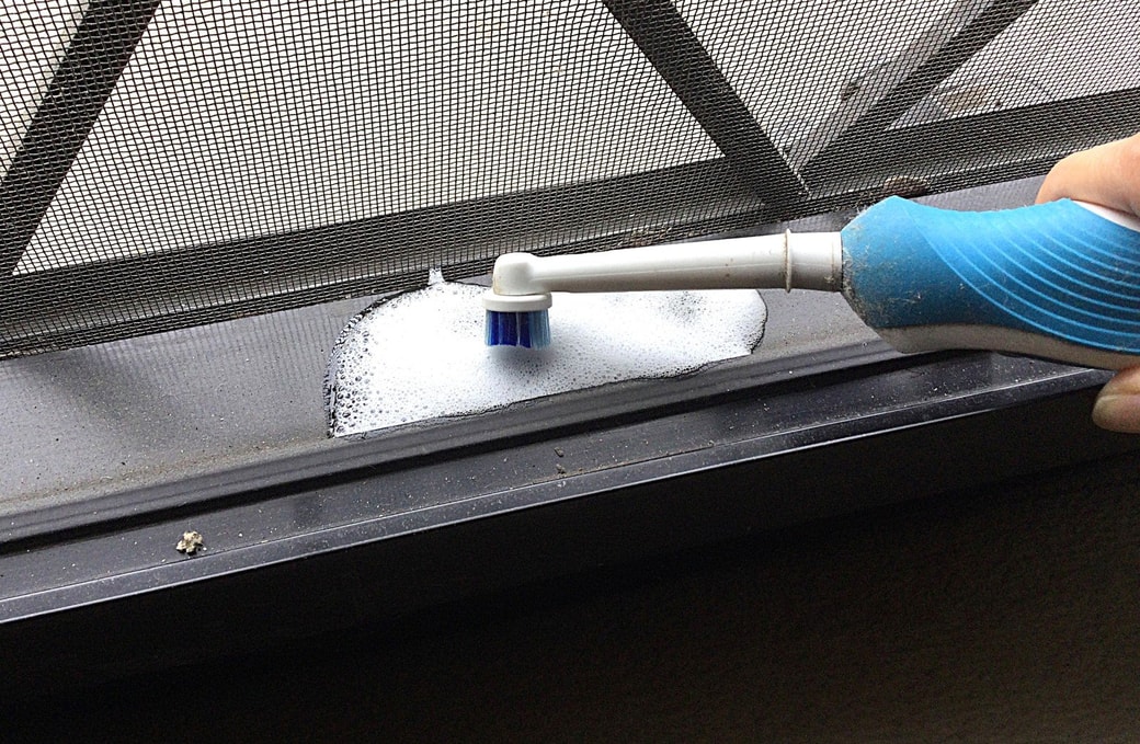 電動歯ブラシでサッシを掃除