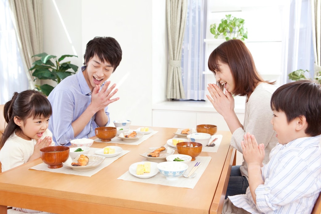 笑顔で朝食をとる家族