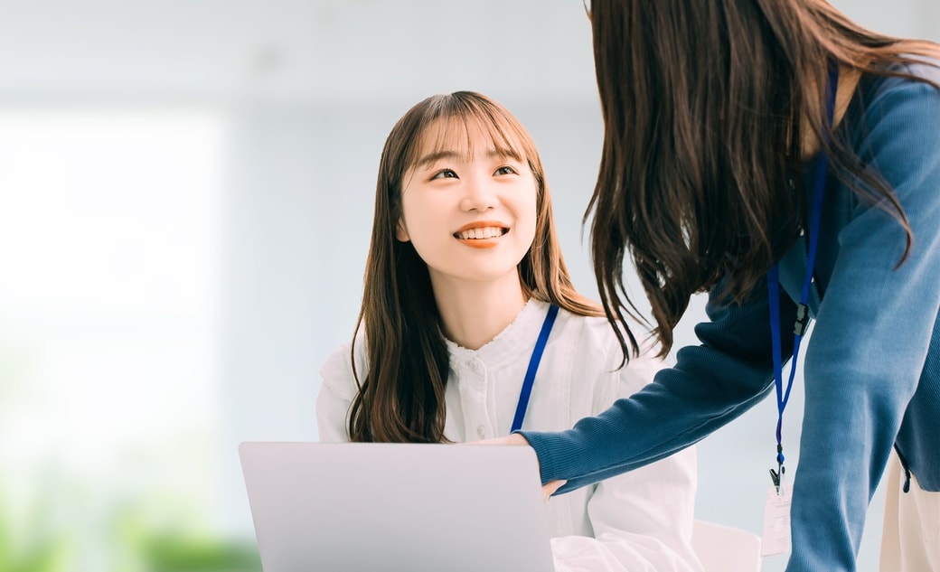 笑顔で仕事をする女性
