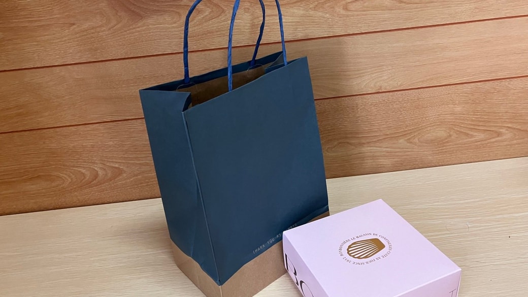紙袋と荷物