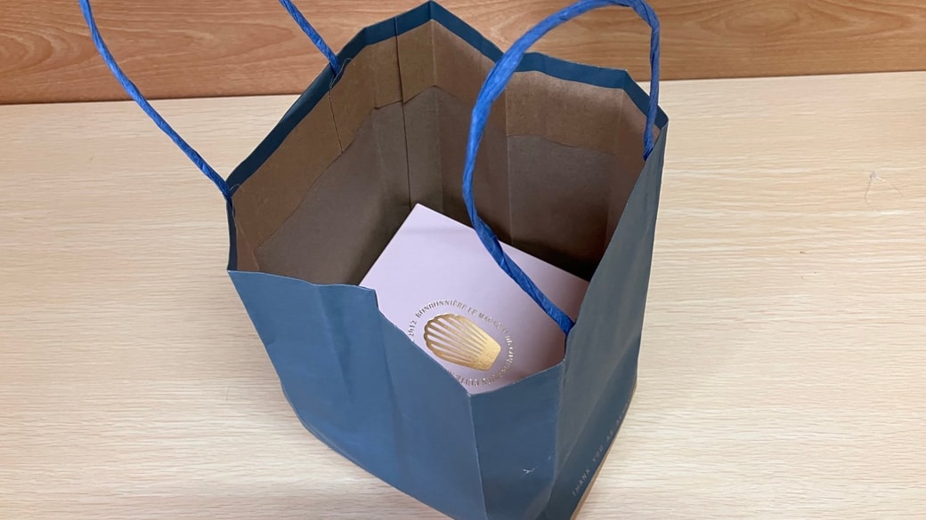 荷物が入った紙袋