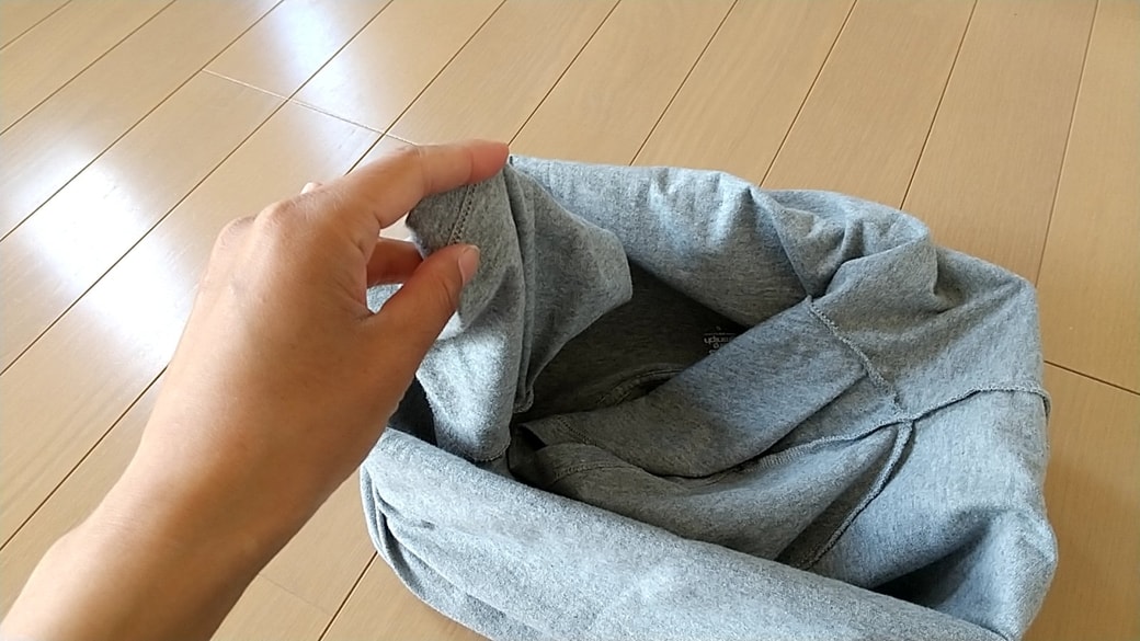 袖を中へ