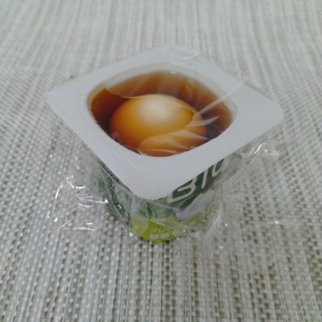 容器に入った漬けダレやゆで卵
