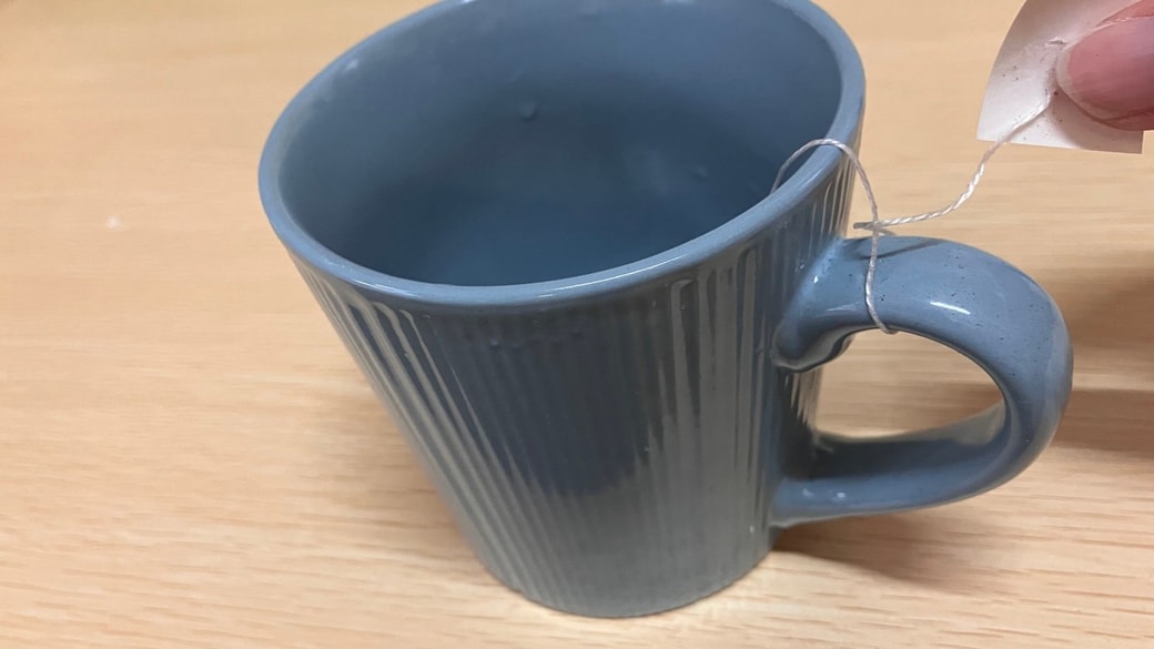 マグカップとティーバッグ