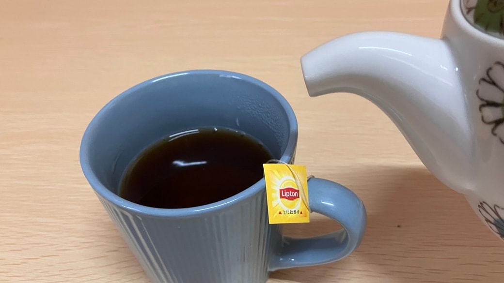 お湯を注いでいるマグカップ