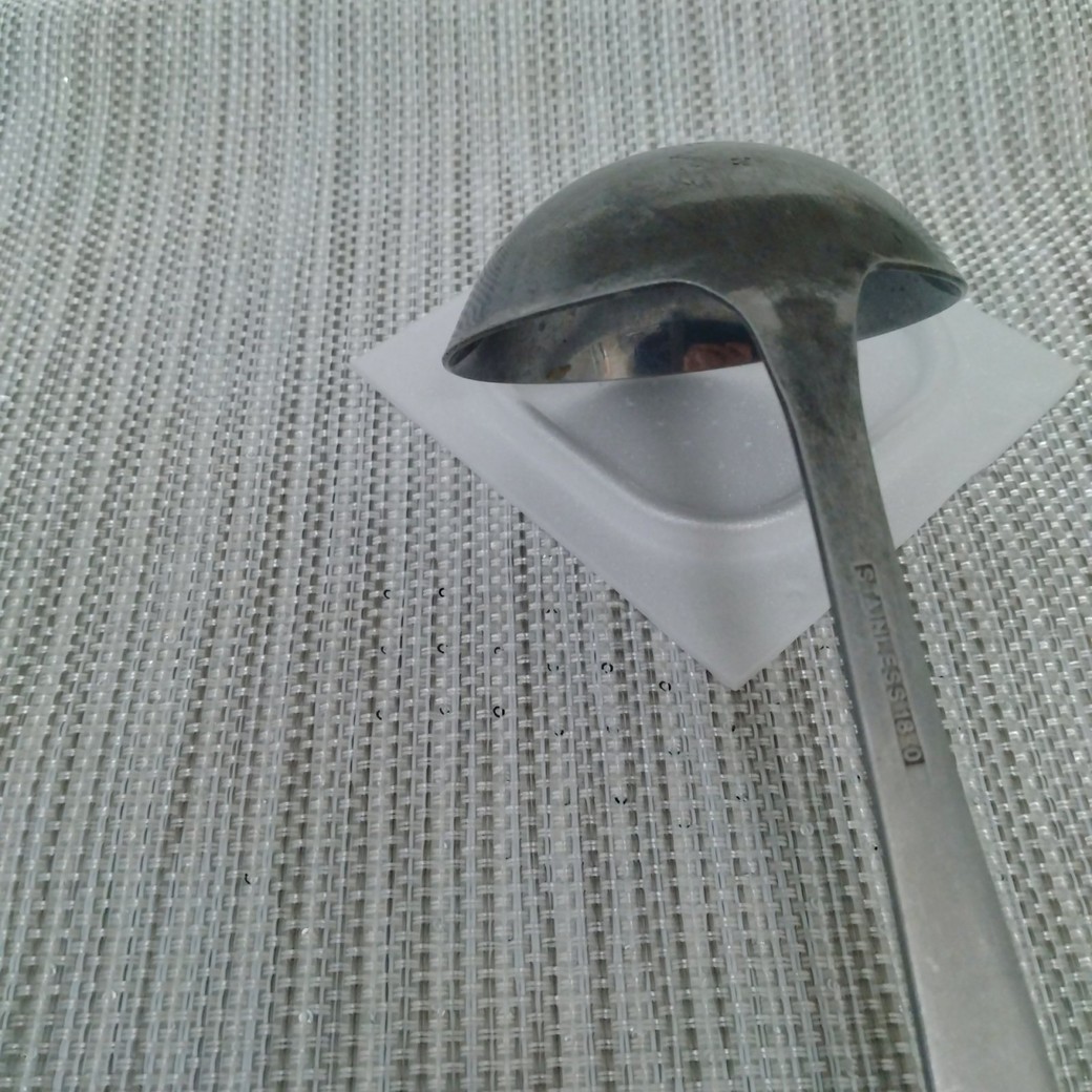 お玉置きに使った納豆パックのふた