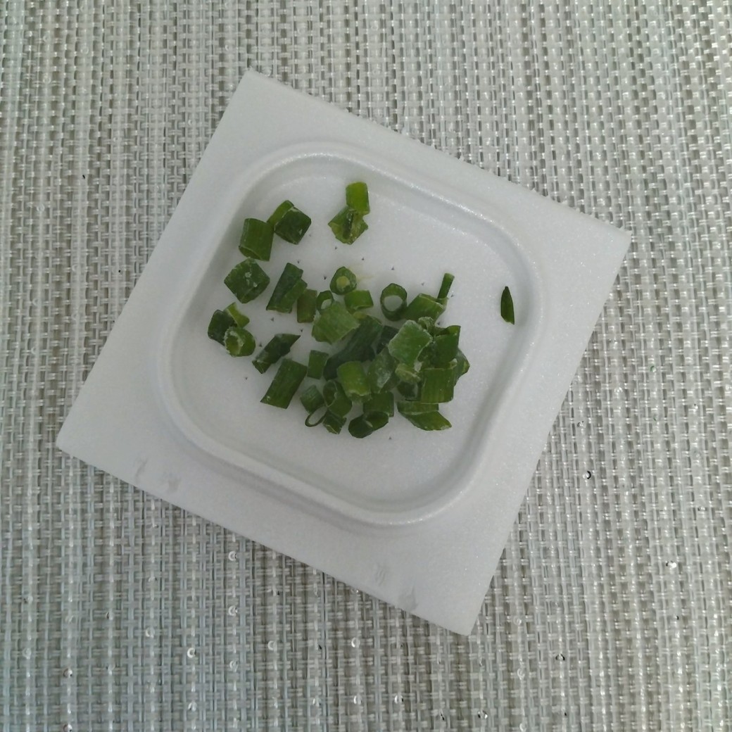 ねぎを置いた納豆パックのふた