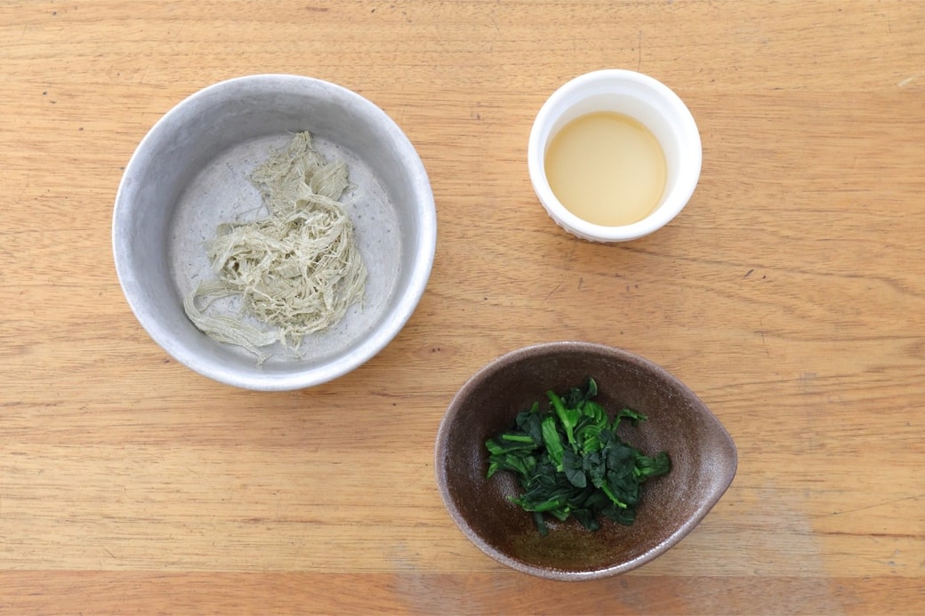 「とろろ昆布とほうれん草のおにぎり」
