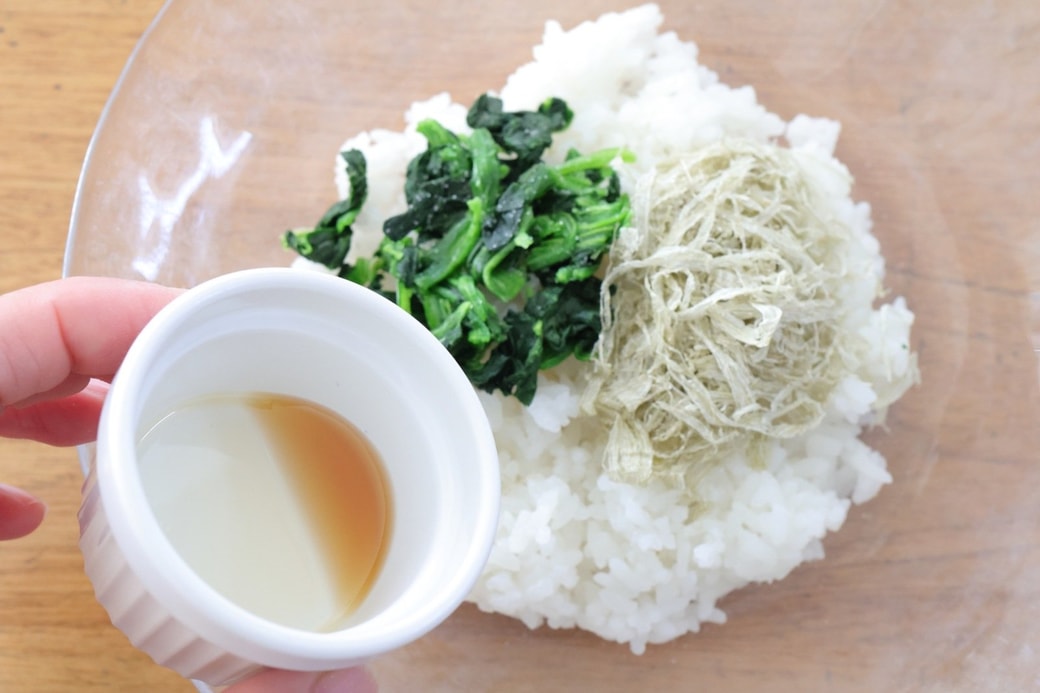 「とろろ昆布とほうれん草のおにぎり」