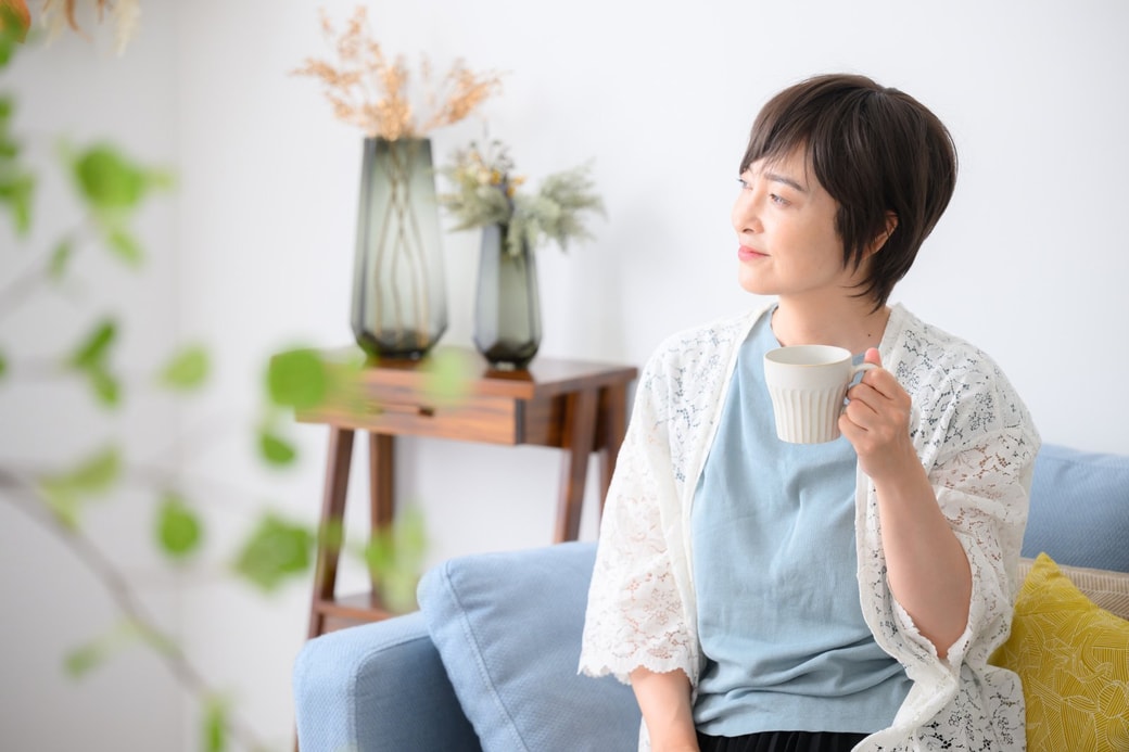コーヒーを飲む人