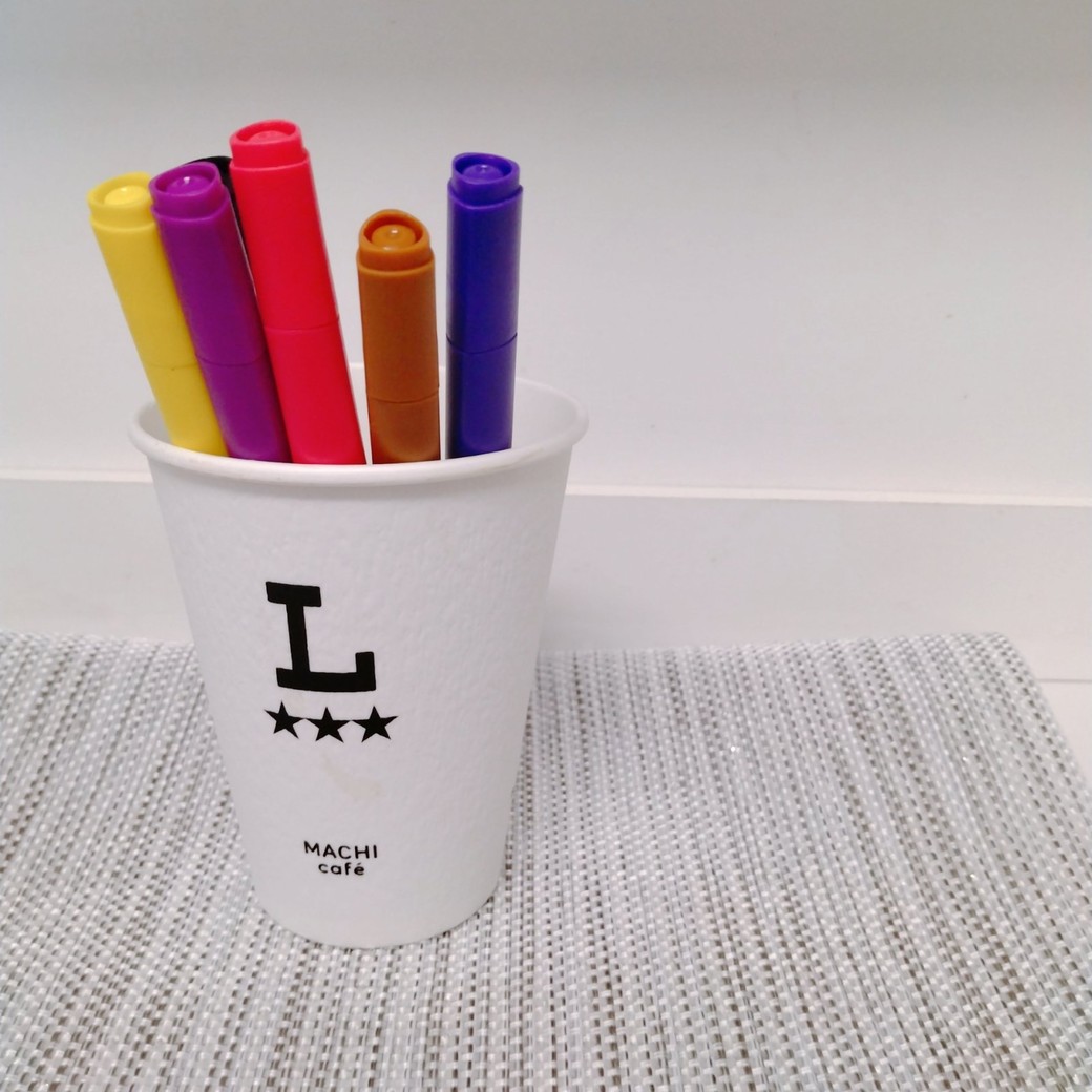 ペン立てとして使っているコンビニコーヒーの空き容器