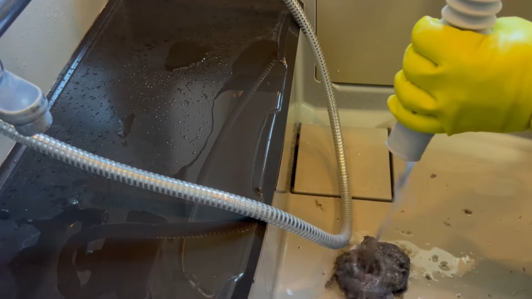 排水ホースの汚れを出す人