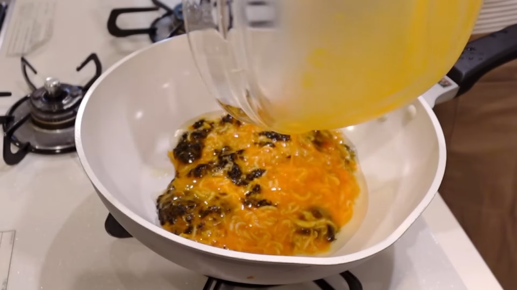 卵をフライパンで焼く人
