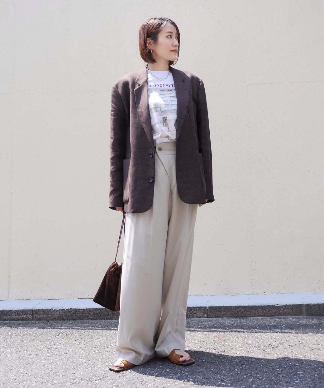 Tシャツのタックインで全身のバランスも◎。