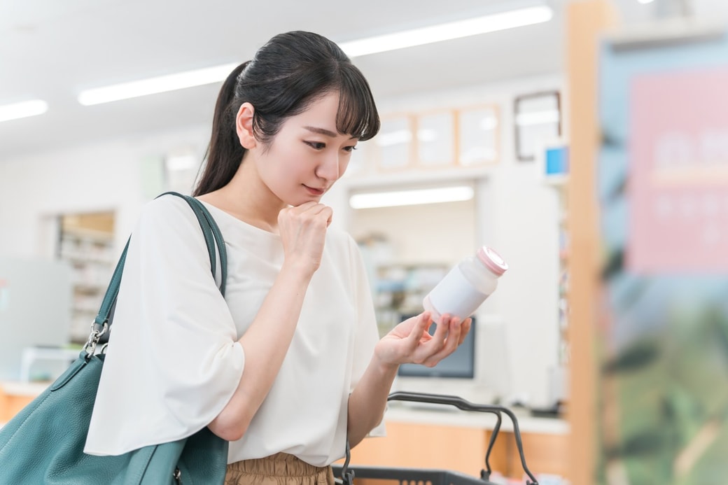 薬を選ぶ女性