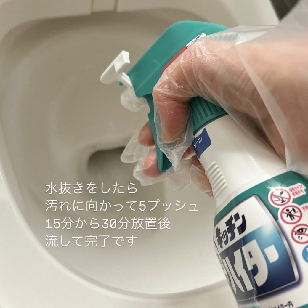 水抜きをしたら、汚れに向かって「キッチン泡ハイター」を吹きかけて放置する