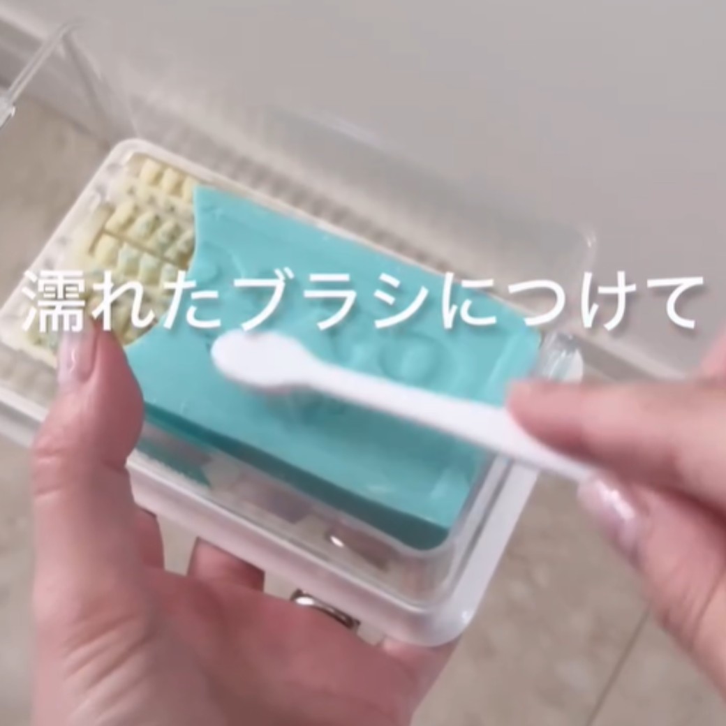 濡らしたブラシに「ウタマロ石けん」をつける