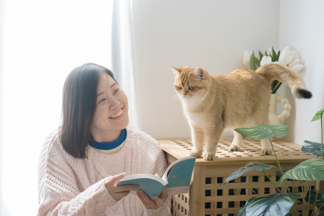 女性と猫