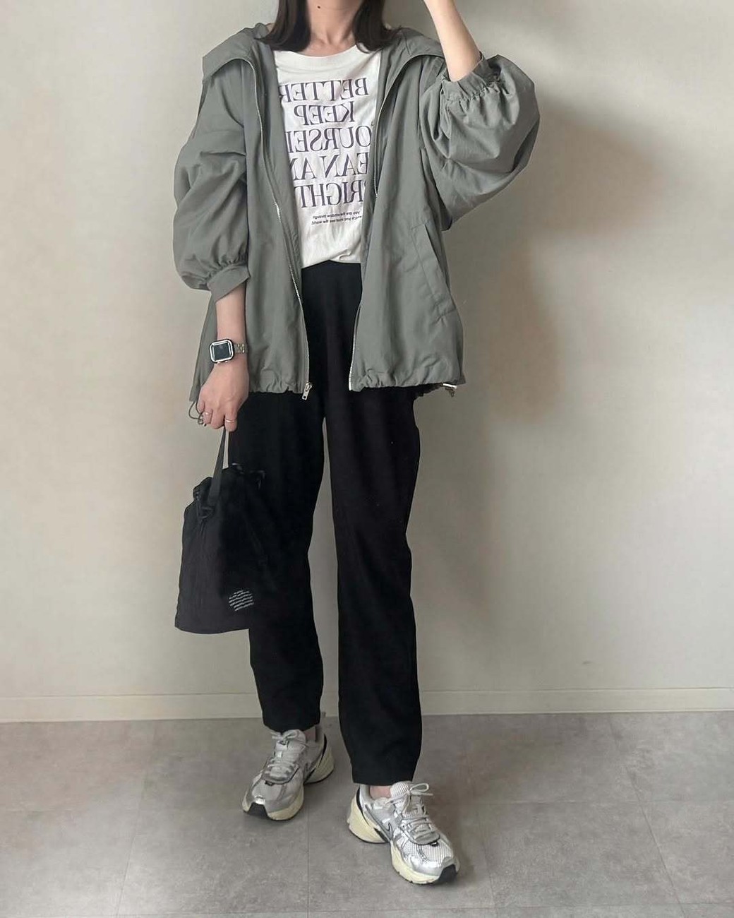 モノトーン×カーキでまとめてシックに。