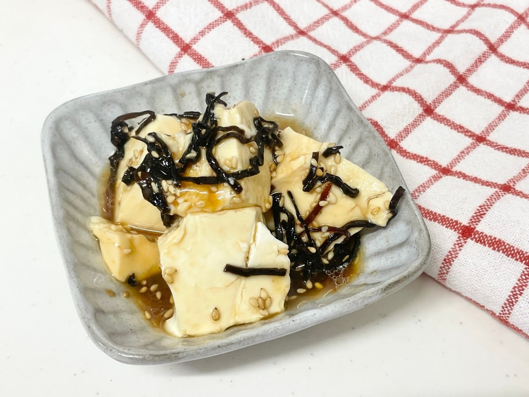 ちぎり豆腐の塩昆布和え