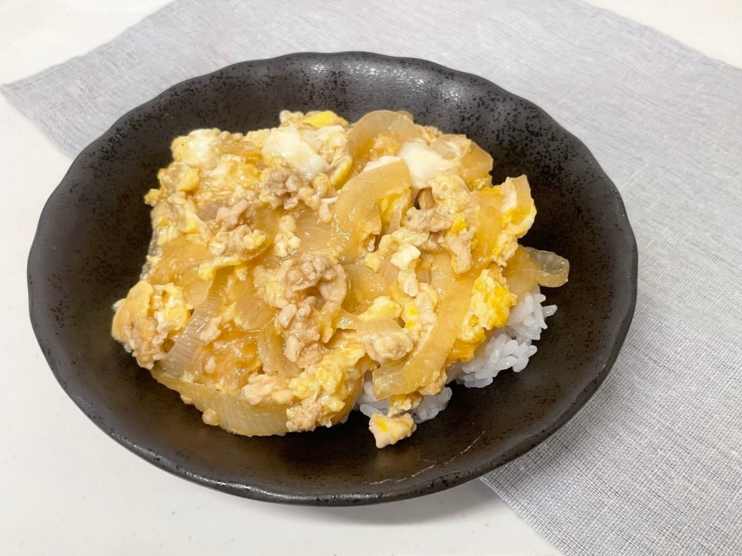ひき肉と新玉ねぎの卵とじ丼
