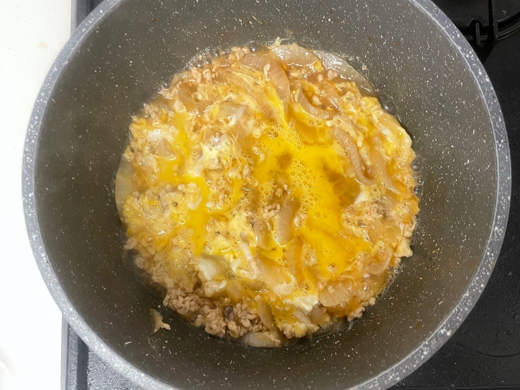 ひき肉と新玉ねぎの卵とじ丼