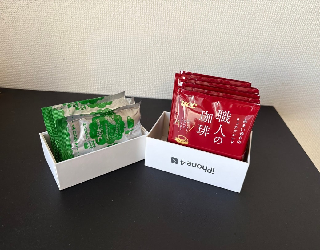 空ケースに入れたコーヒーのドリップバッグと粉末スープ