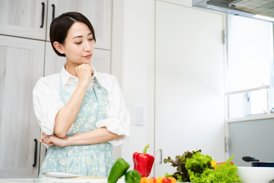 キッチンで考える女性