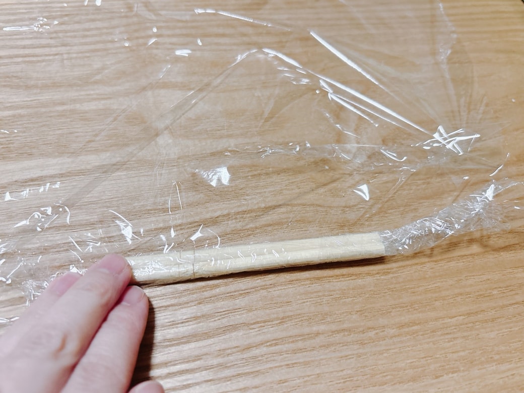 わりばしをラップで巻く