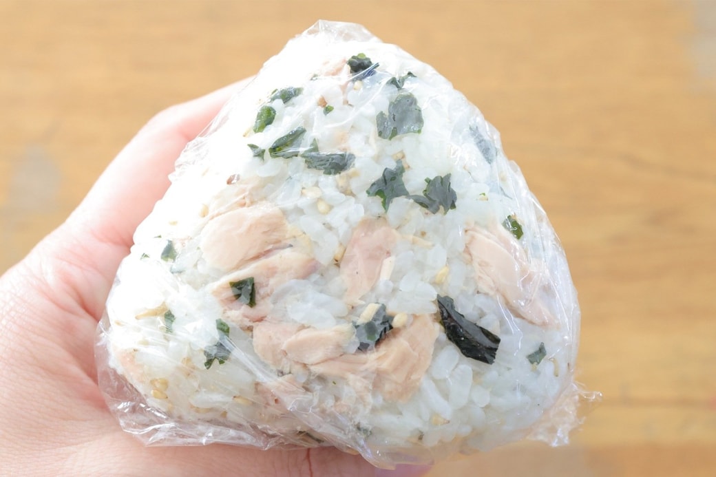 「わかめとツナのおにぎり」