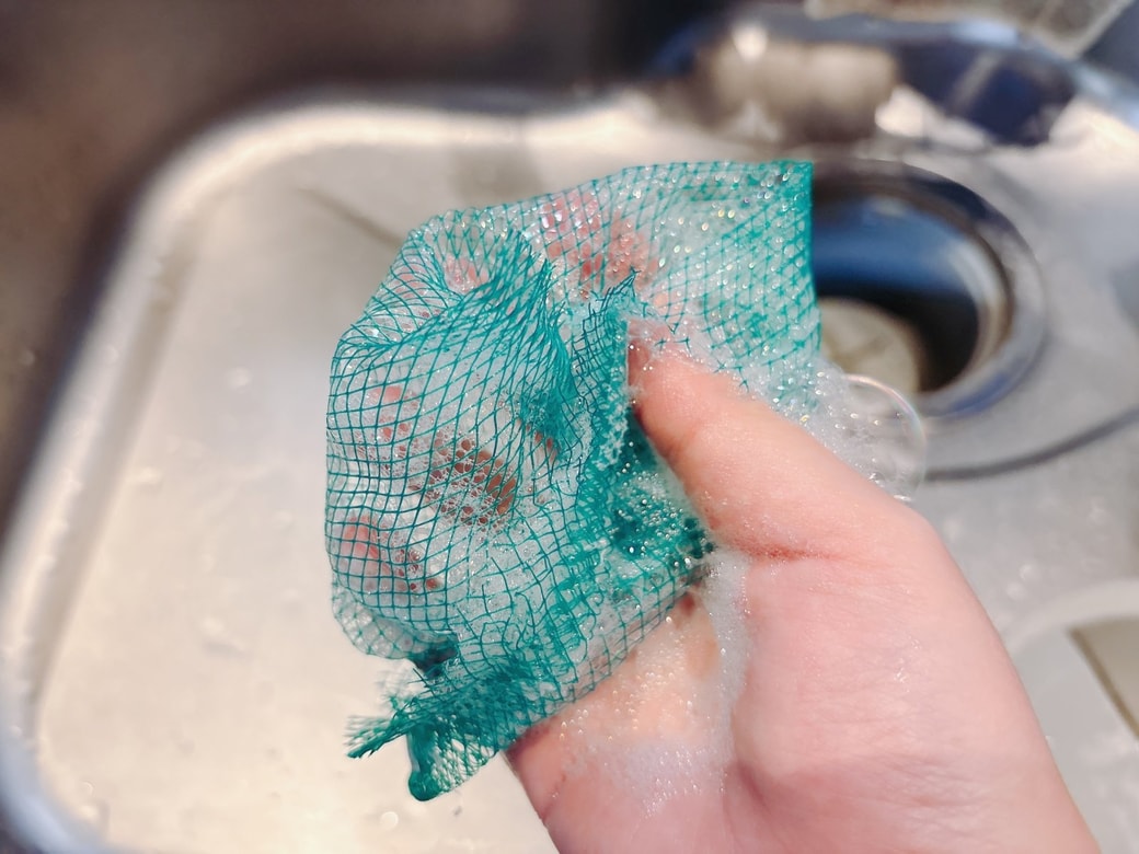 おくらネットに洗剤をかけて泡立てる