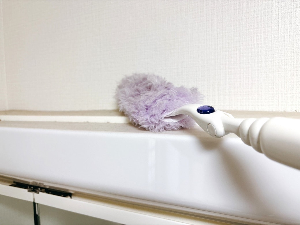まずはホコリをモップで取り除く