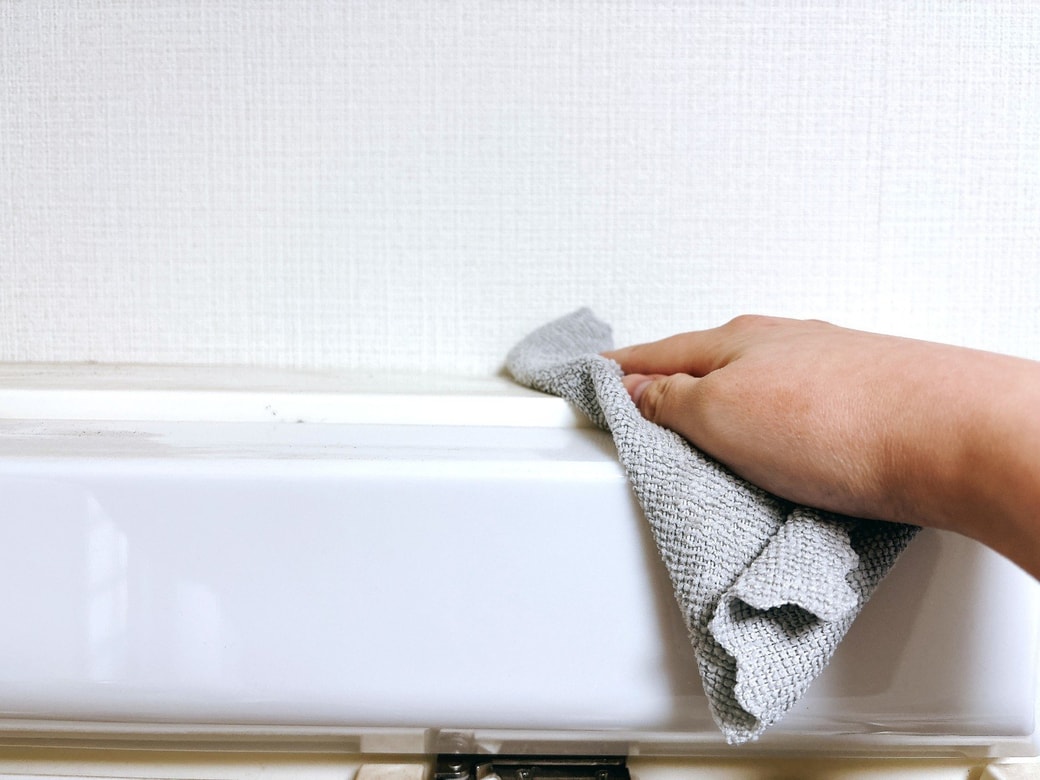 中性洗剤をつけたクロスで拭き取る