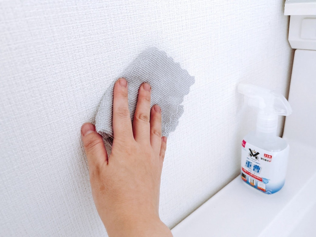 乾いたクロスで仕上げ拭きする