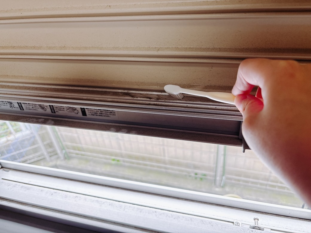 レールや溝に溜まった汚れを歯ブラシでかき出す