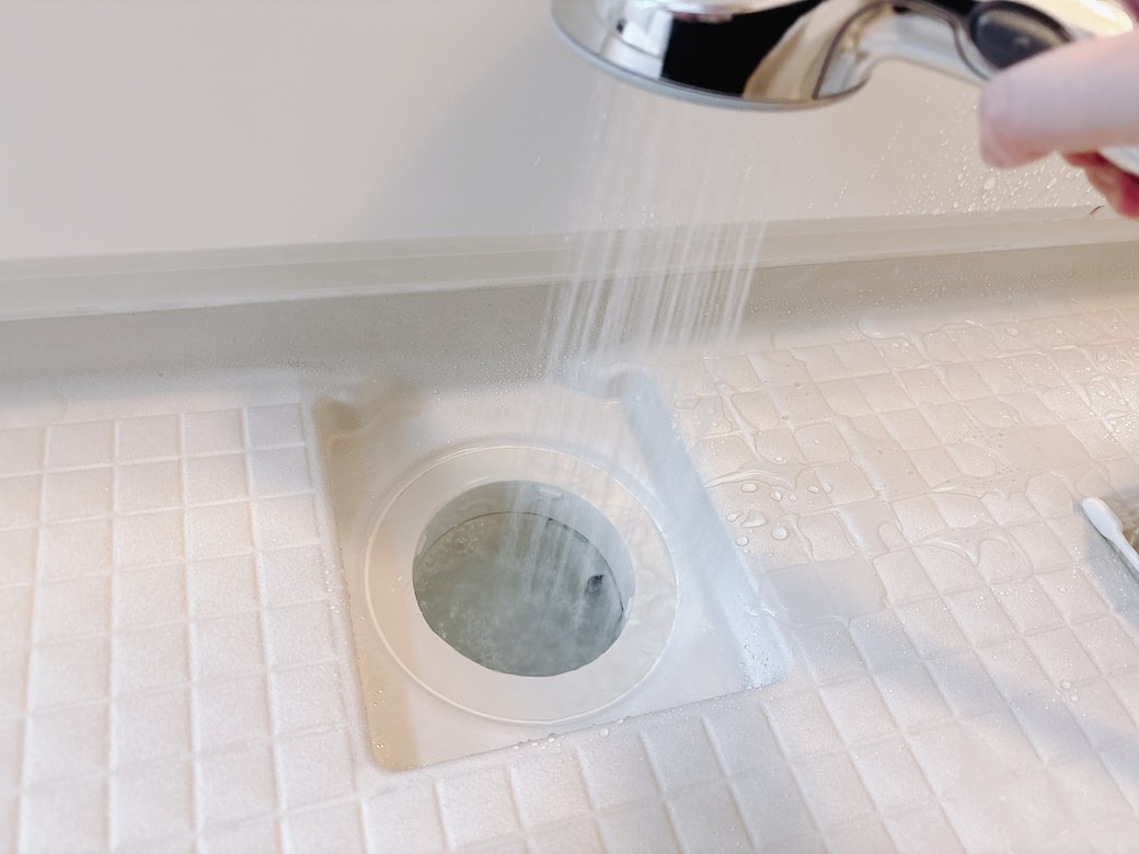シャワーで水洗いする