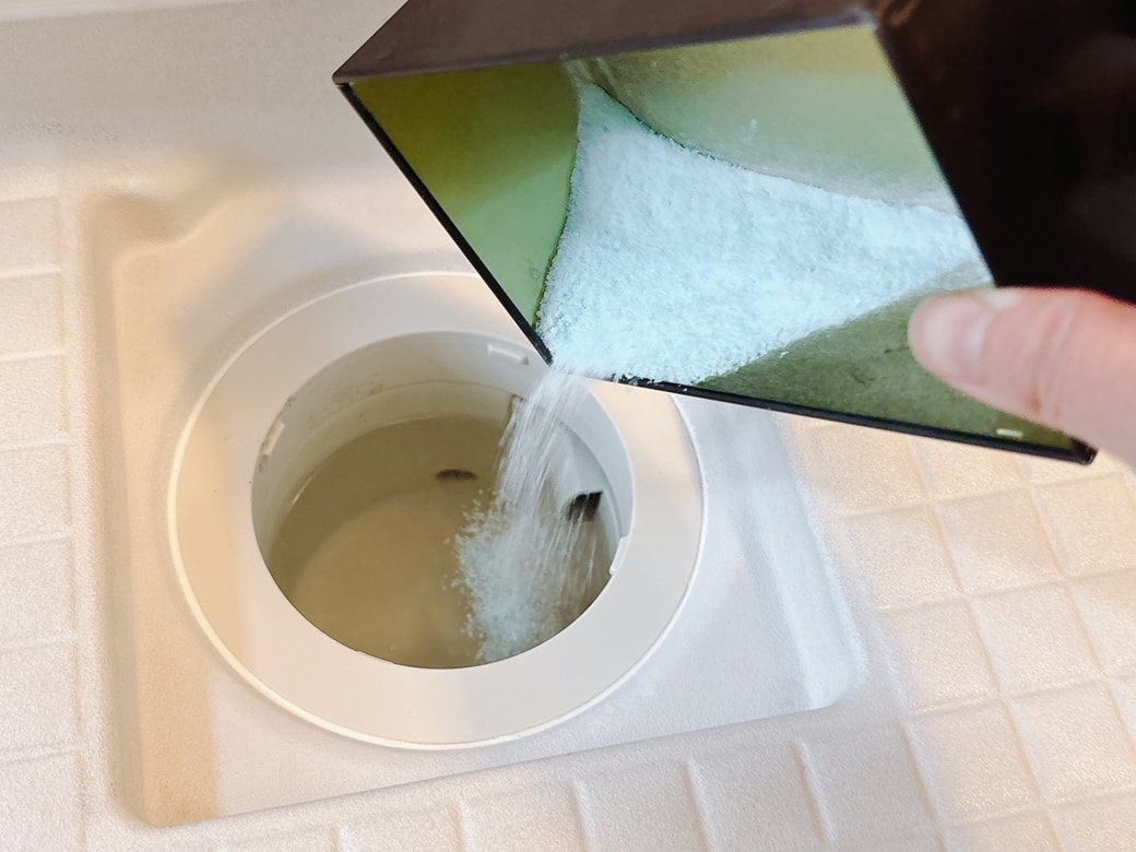 排水口に粉マロをふりかける