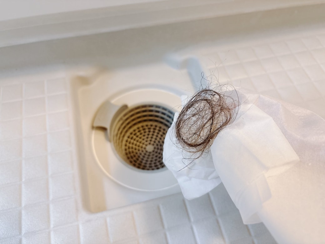 ヘアキャッチャーに溜まった汚れをティッシュで取り除く