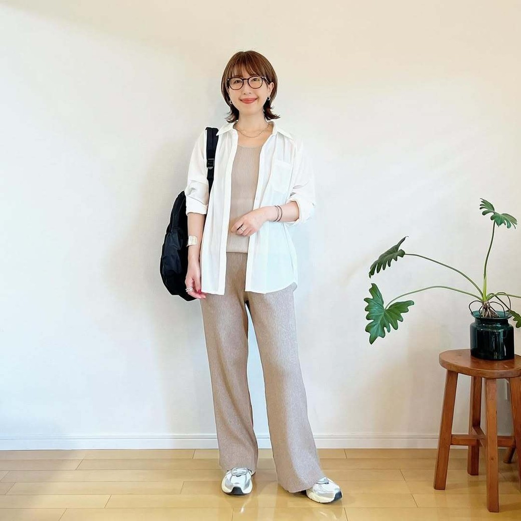 足元がスニーカーでも上品見え！　温度調節もできる快適コーデ。