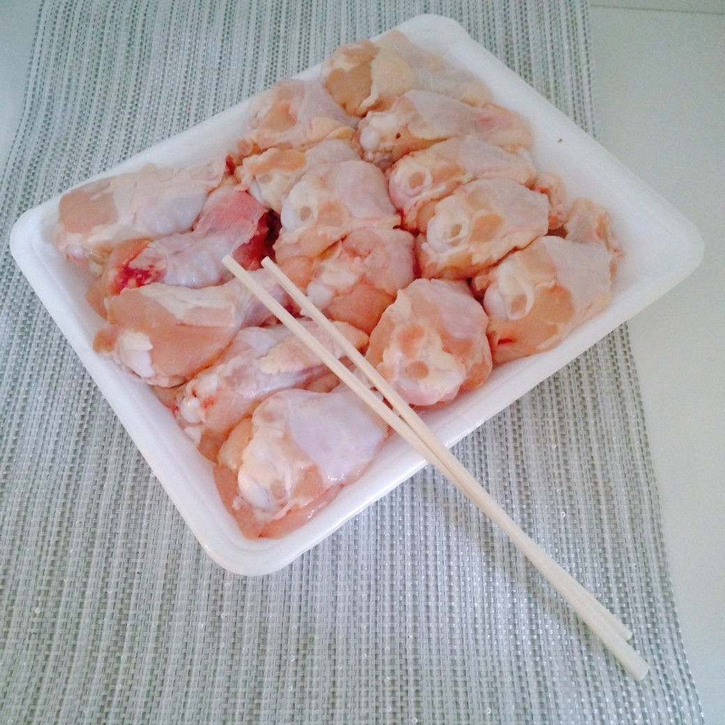 パックに入ったお肉と割りばし