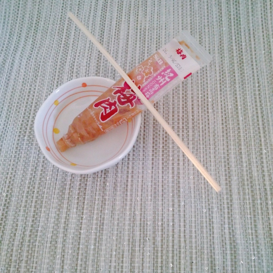 割りばしで挟んだチューブタイプの調味料