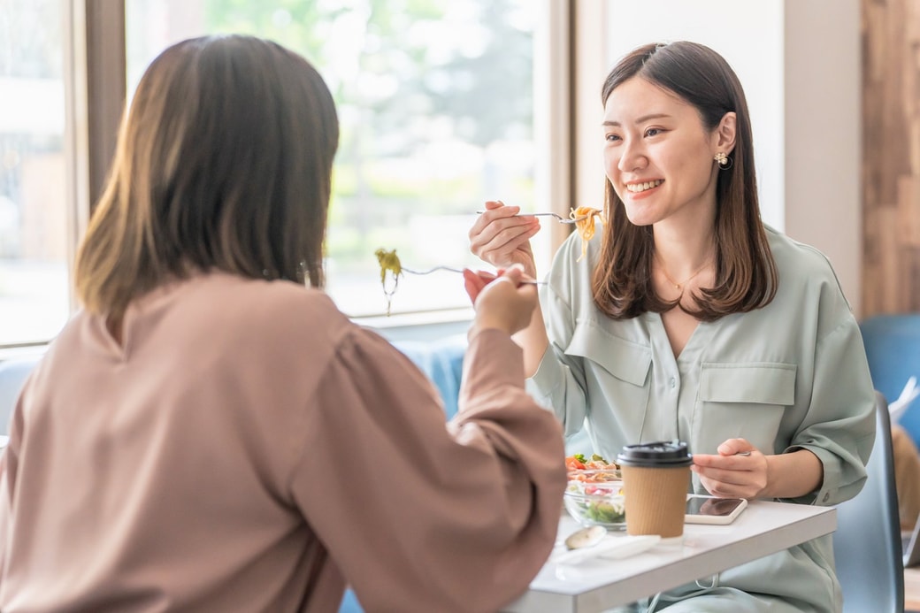 友人と話す女性