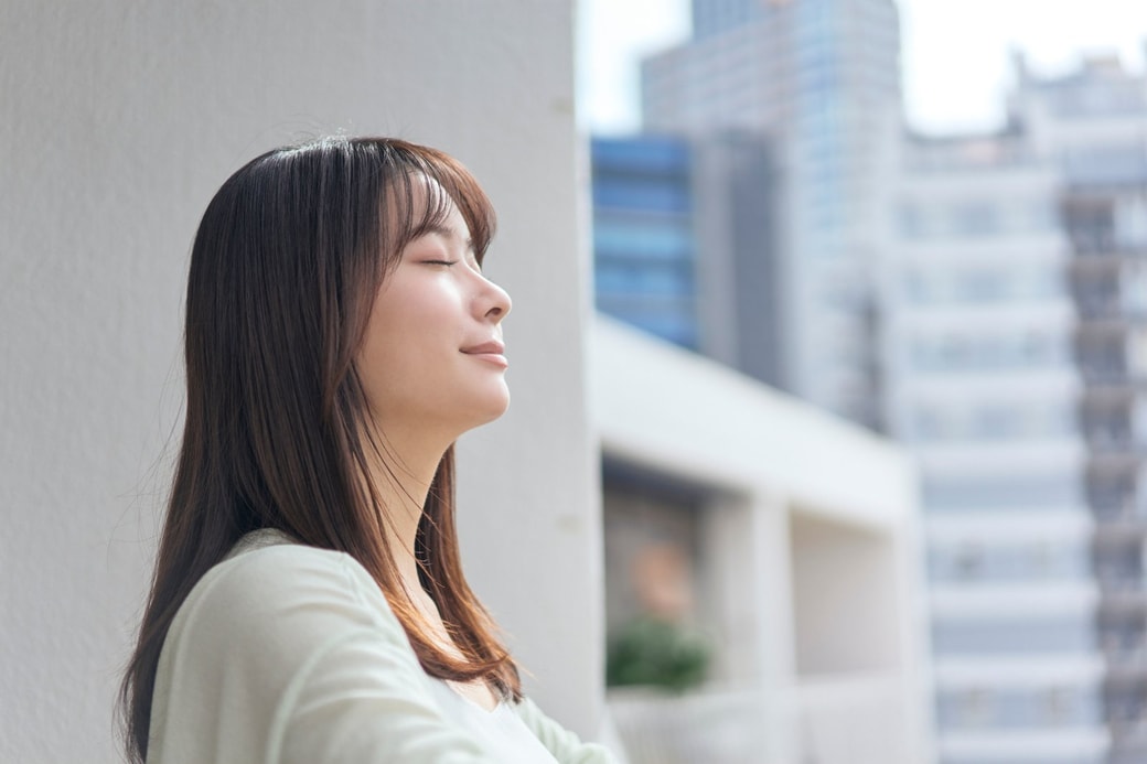 深呼吸をする女性