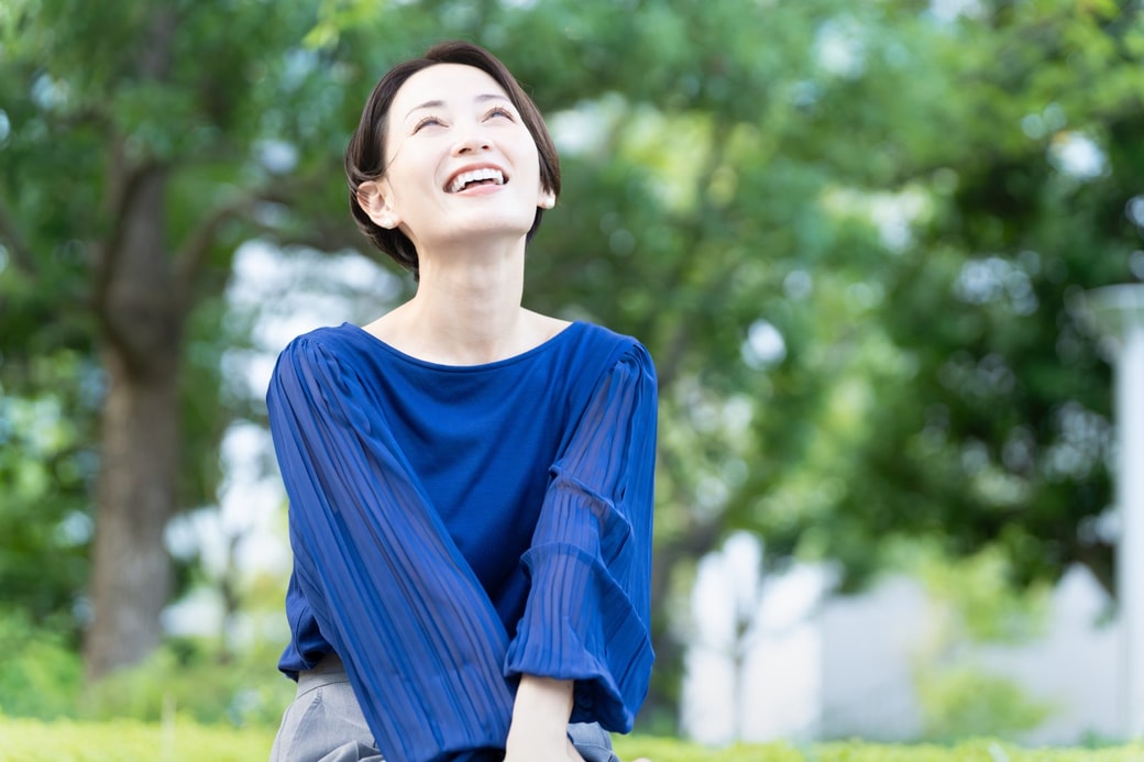 自然に触れ合う女性