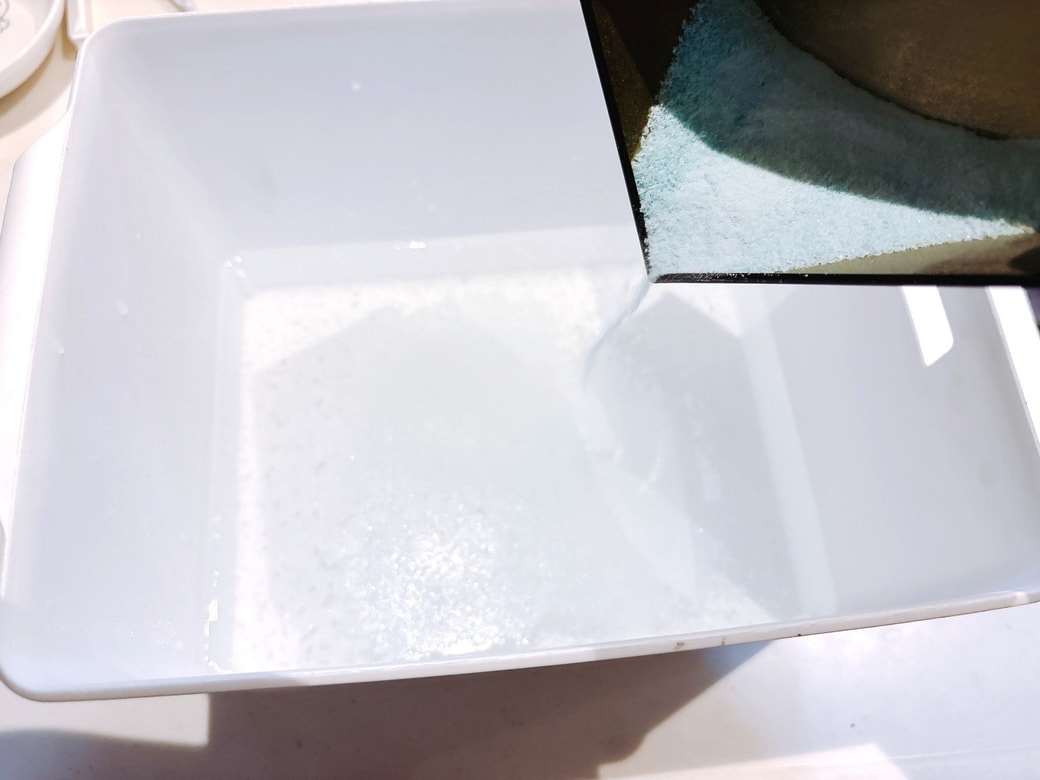 粉状にしたウタマロ石けんをぬるま湯に入れる