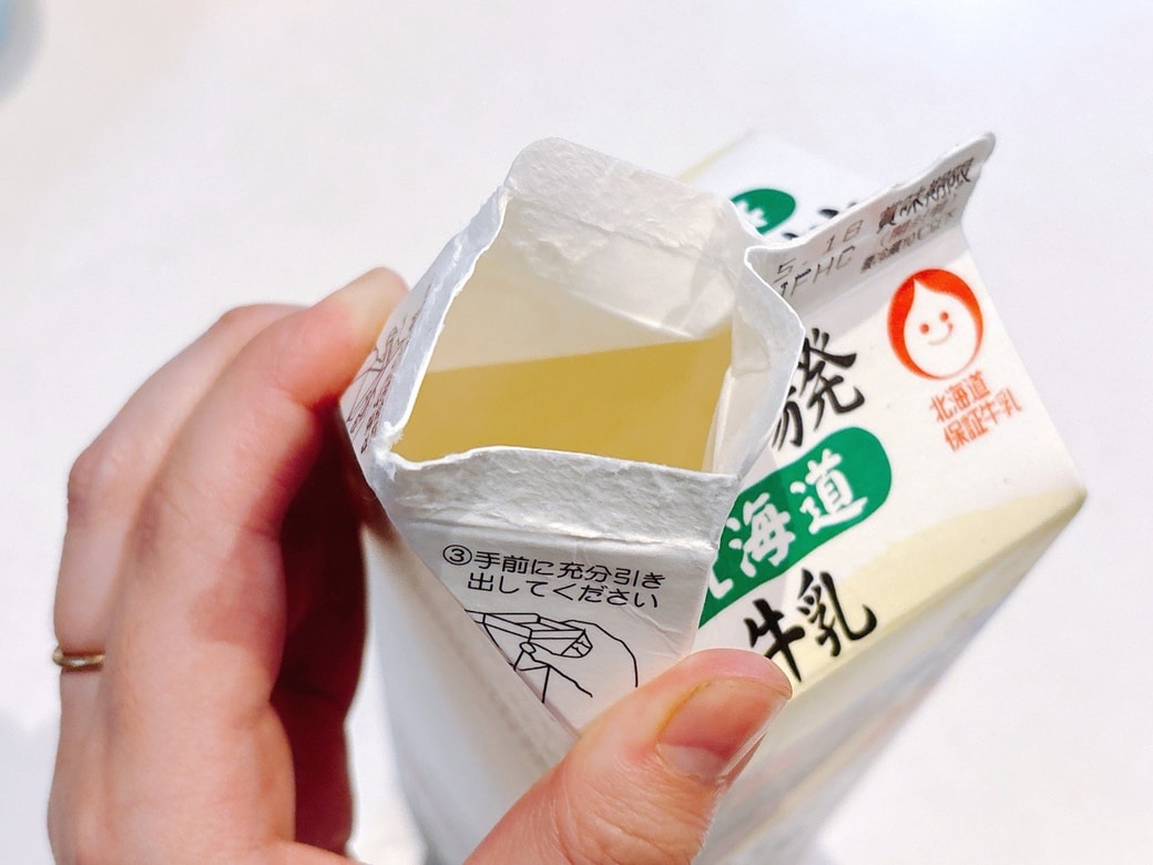 注ぎ口を触らないように開ける