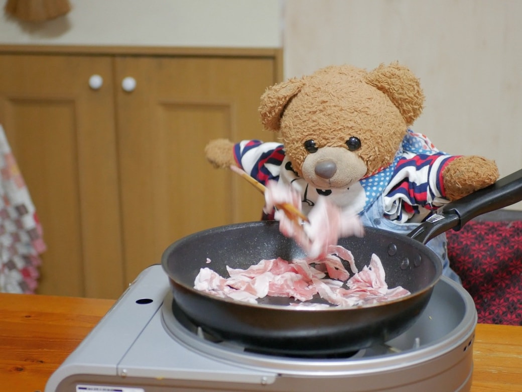 豚肉を炒める