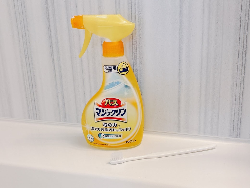 掃除に使う浴室用中性洗剤と歯ブラシ