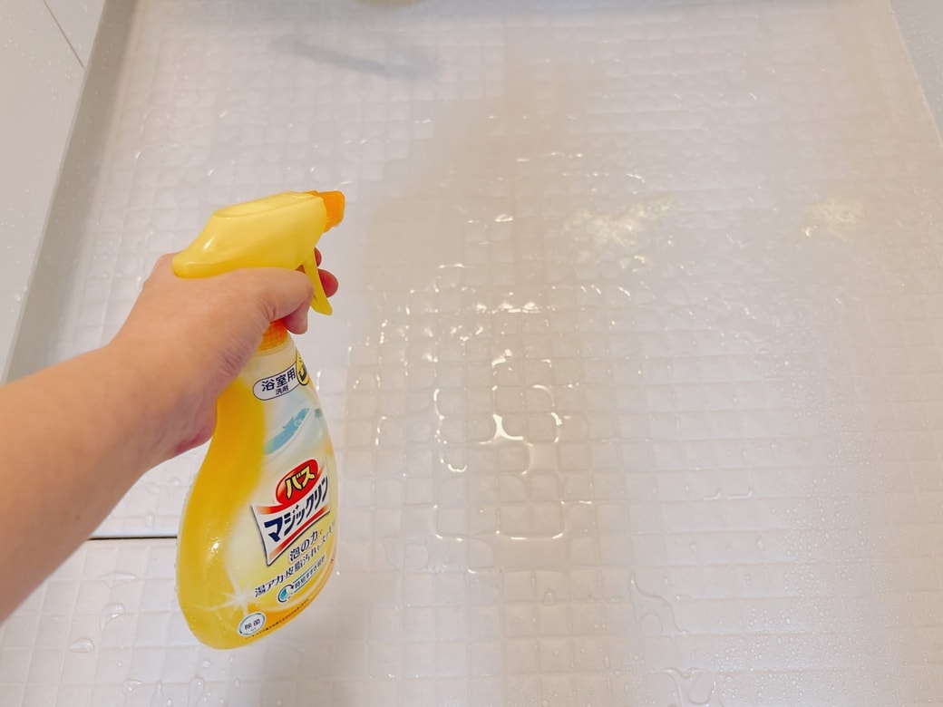 浴室用中性洗剤をスプレーする