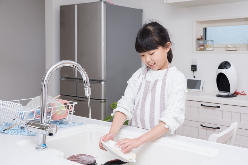 お手伝いを楽しむ子ども